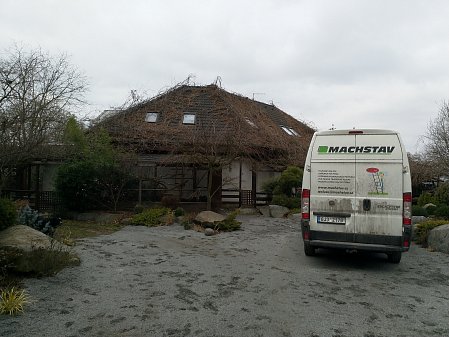 Oprava a doplnění izolace pod střechou rodinného domu ve Zvoli u Prahy